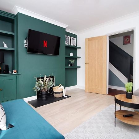 Stylish Home In Bath With Driveway Parking, 10Min From City Exterior photo