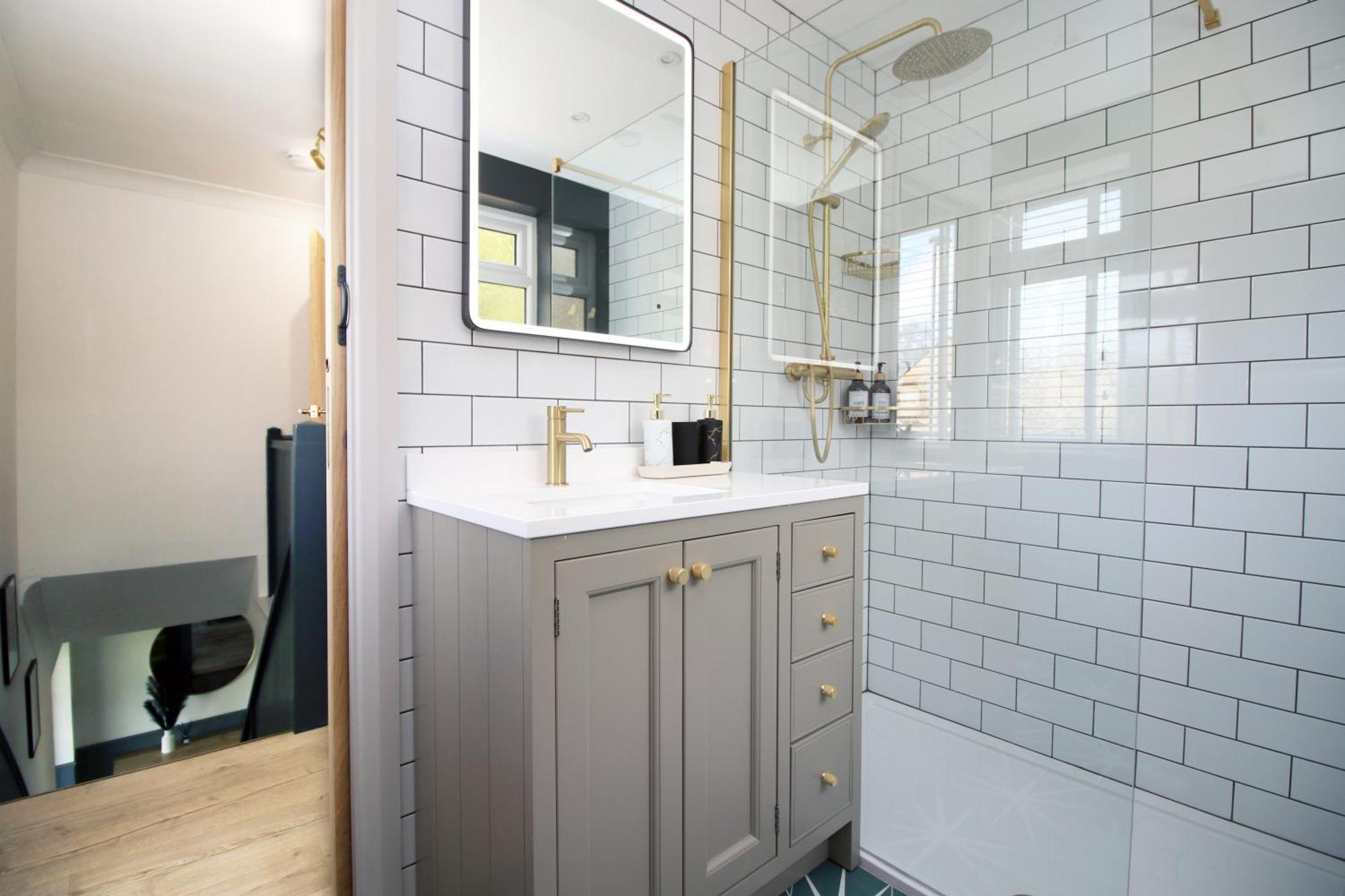 Stylish Home In Bath With Driveway Parking, 10Min From City Exterior photo