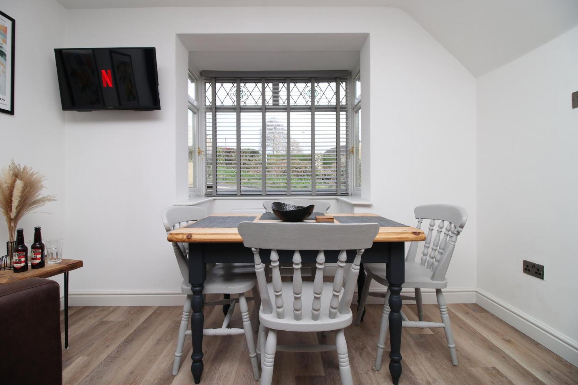 Stylish Home In Bath With Driveway Parking, 10Min From City Exterior photo
