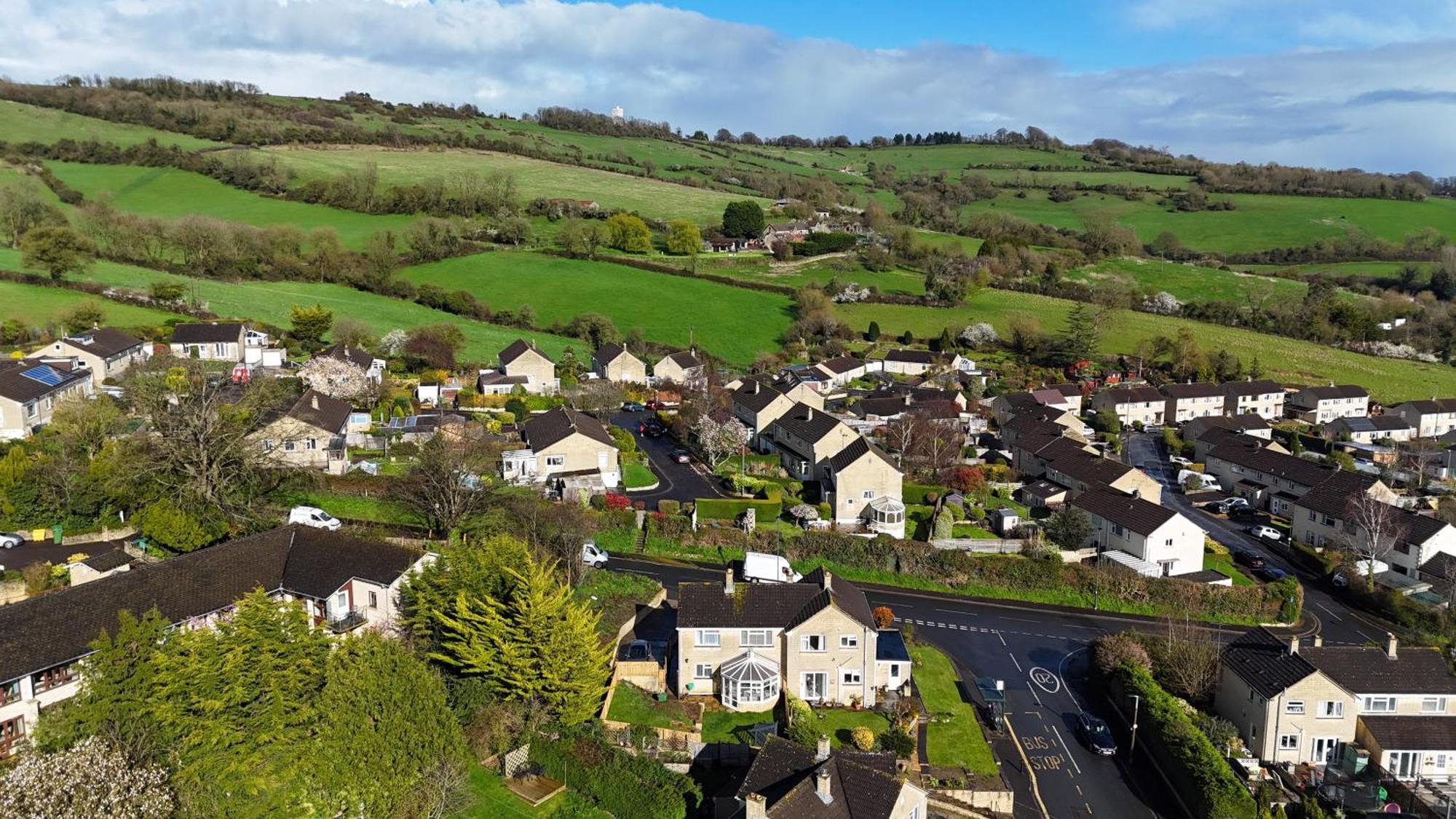 Stylish Home In Bath With Driveway Parking, 10Min From City Exterior photo